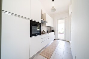 Kühlschrank, Mikrowelle, Ofen, Geschirrspüler