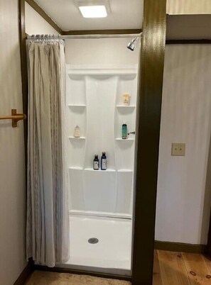 Dusche, Haartrockner, Handtücher, Seife