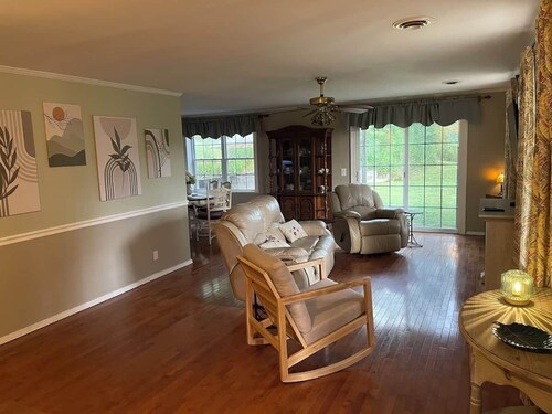 Hillside Retreat • 3BR-2BA + Bonus • Workspace & Views - sleeps 12 — Middle TN