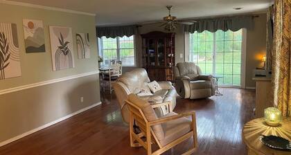 Hillside Retreat âą 3BR-2BA + Bonus âą Workspace & Views - sleeps 12 â Middle TN