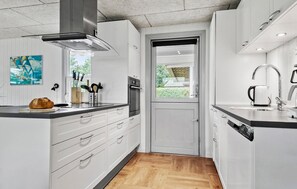 Een koelkast, een kookplaat, een vaatwasser