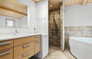 Shower - Lovely home in Tarm with sauna (Tarm)