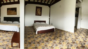 A room with two beds, a bench, and a tiled floor. - Hostal Hollywood Inn II (Rionegro)
