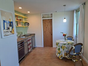 Geladeira, cooktop, lava-louças, cafeteira/chaleira