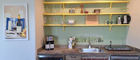 Réfrigérateur, plaque de cuisson, lave-vaisselle, cafetiÚre/bouilloire