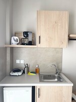 Frigobar, cafetera/tetera, tetera/pava eléctrica, utensilios de cocina