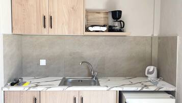 Lemari es kecil, kompor, mesin pembuat kopi/teh, dan ketel listrik