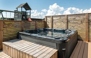 Outdoor spa tub - Gorgeous home in Hadsund with kitchen (Hadsund)