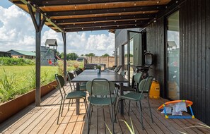 Outdoor dining - Gorgeous home in Hadsund with kitchen (Hadsund)