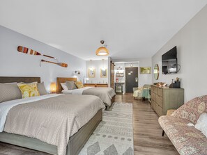 1 bedroom, WiFi, bed sheets - Modern Pet Friendly Courtyard View (Elkhart Lake)