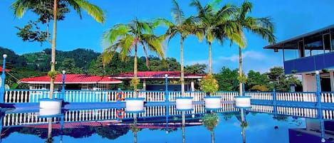 4 outdoor pools