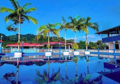 4 szabadtéri medence