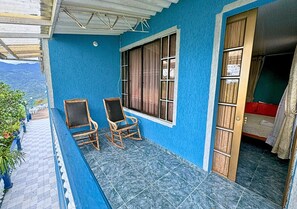 Familiekamer, balkon, uitzicht op bergen | Luxe beddengoed, donsdekens, een minibar, gratis wifi