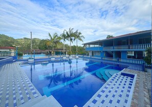 4 piscines extérieures