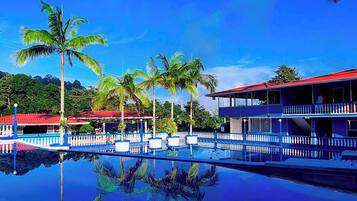 4 piscines extérieures
