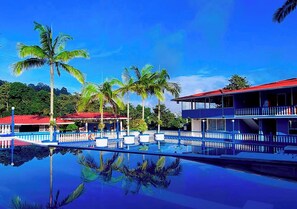 4 piscines extérieures