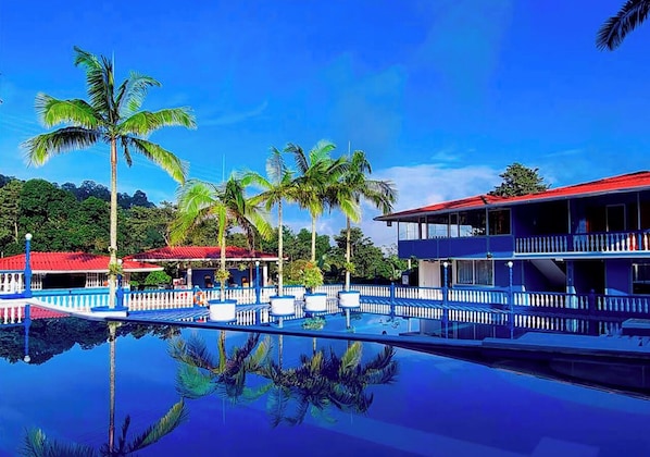 4 outdoor pools