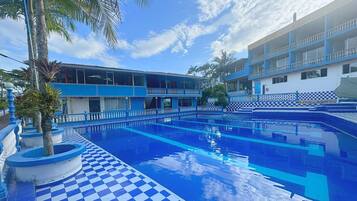 4 outdoor pools