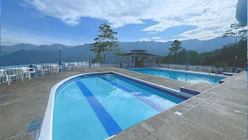 4 outdoor pools