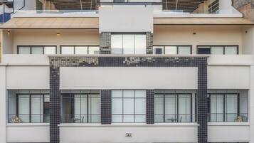 Vista frontal de la propiedad