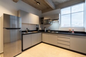 Frigorífico grande, microondas, placa de cocina y cafetera o tetera