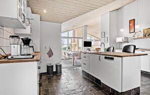 Fridge, oven, stovetop, dishwasher - 4 bedroom lovely home in Faaborg (Faaborg)