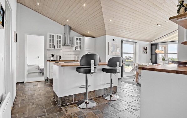 Fridge, oven, stovetop, dishwasher - 4 bedroom lovely home in Faaborg (Faaborg)