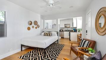 6 bedrooms, desk, iron/ironing board, travel cot