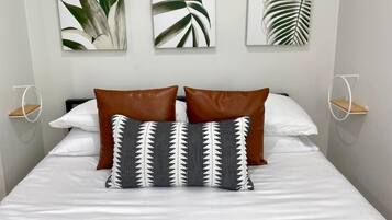 6 habitaciones, escritorio y tabla de planchar con plancha