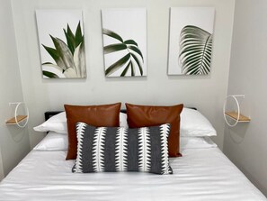 6 Schlafzimmer, Schreibtisch, Bügeleisen/Bügelbrett, Reisekinderbett