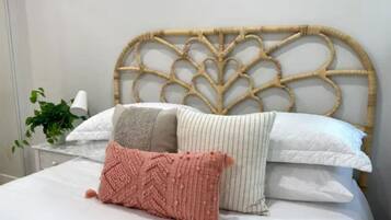 6 bedrooms, desk, iron/ironing board, travel crib