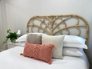 6 Schlafzimmer, Schreibtisch, Bügeleisen/Bügelbrett, Reisekinderbett