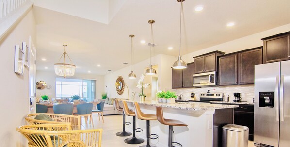 Jääkaappi, mikroaaltouuni, uuni, liesi