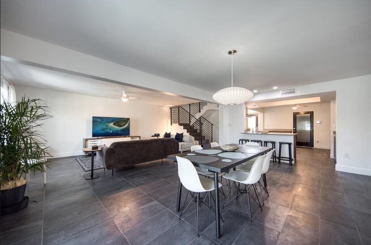 Modern Waterfront Pool Home close to TPA, Downtown Tampa and Beaches
