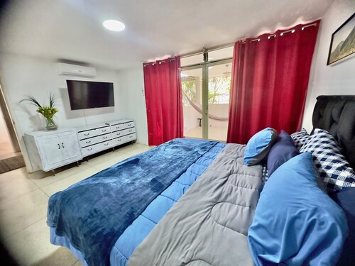 Elegant & Spacious 3-Bedroom, 3-Bath Apartment, Large Terraces, wifi & smartv