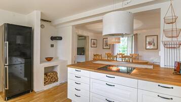 Kylskåp, ugn, spishäll och diskmaskin