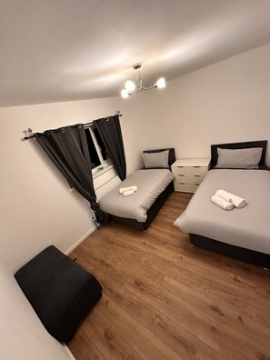 4 quartos, ferros/tábuas de passar roupa, Wi-Fi, roupa de cama