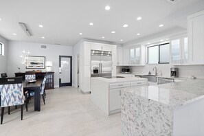 Kylskåp, mikrovågsugn, ugn och spishäll