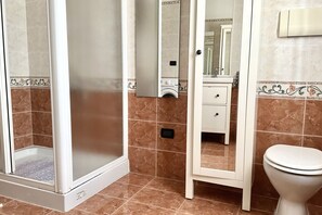 Shower, bidet, towels