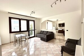 TV - K03 - Castelfidardo, large four-room apartment convenient to services (Castelfidardo)