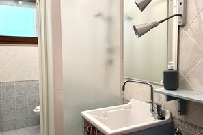 Shower, bidet, towels - K03 - Castelfidardo, large four-room apartment convenient to services (Castelfidardo)