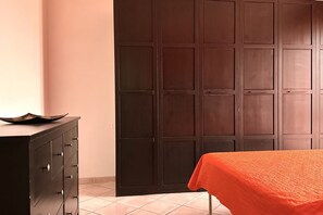 3 bedrooms, bed sheets - K03 - Castelfidardo, large four-room apartment convenient to services (Castelfidardo)