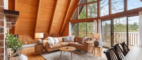 Smart-TV, peis, DVD-spiller og bøker