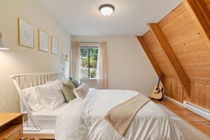 3 bedrooms, desk, iron/ironing board, travel cot