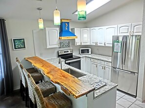 Fridge, microwave, oven, stovetop - Relaxing Overlook Retreat - Kayaks and Turtles | Family Friendly! (Weeki Wachee)
