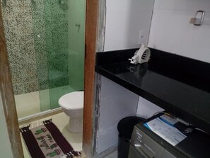 Douche, séchoir à cheveux, bidet, serviettes fournies