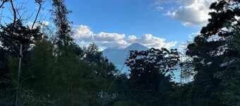 Casa Verapaz - Vela: Luxurious Retreat, Ideal for 4 Guests!
