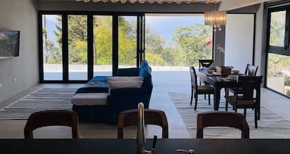 Casa Verapaz - Vela: Luxurious Retreat, Ideal for 4 Guests!