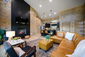 TV connectée, cheminée, livres