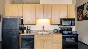 Toaster, cookware/dishes/utensils